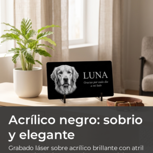 Placa conmemorativa en acrílico negro con foto de mascota grabada a láser, sobre una repisa